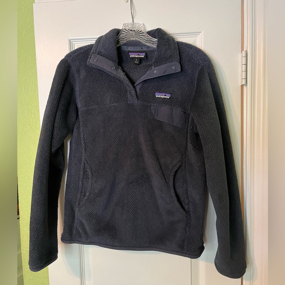 Patagonia navy blue fleece pull-over